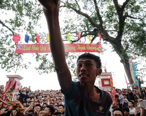 Không được cướp phết, nhiều thanh niên náo loạn sân tế lễ