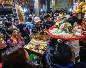 Chen nhau đi lễ chùa dịp rằm tháng giêng