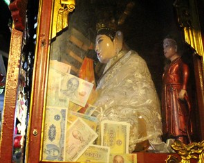 Những hình ảnh 'xấu xí' tại lễ hội đền Bà Chúa Kho