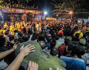 2.000 nhân viên an ninh trắng đêm với hàng nghìn người xin ấn đền Trần