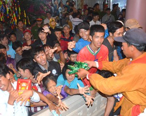 Đổi nghi thức phát lộc, người miền Tây vẫn hài lòng lễ hội Làm Chay