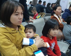 Hà Nội 'vỡ trận' vì gần 1.000 gia đình Bắc Ninh đưa con đến xét nghiệm sán