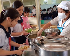 Hàng trăm học sinh nhiễm sán lợn: Ai giám sát bếp ăn trường học?