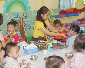 TP.HCM, Hà Nội giám sát chặt bếp ăn trường học