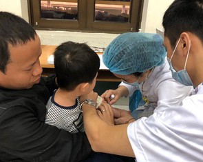 Hãy để phụ huynh giám sát thay vì 'theo dõi' bữa ăn con ở trường