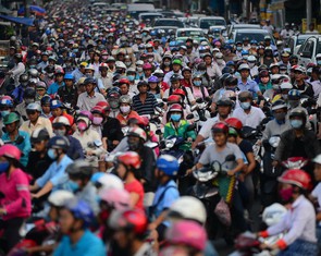 Cấm xe máy, cần nhưng chưa đủ