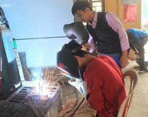Xin đừng tăng tuổi hưu với công nhân