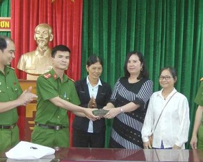 Chờ xe buýt nhặt 120 triệu, 2 phụ nữ nhờ công an trả người đánh rơi