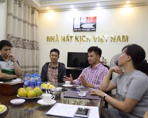 Nhà hát Kịch VN hỗ trợ gia đình nạn nhân tai nạn hầm Kim Liên 300 triệu đồng