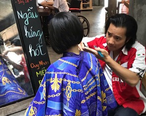 Chàng Việt kiều cắt tóc miễn phí lúc nửa đêm ở Sài Gòn