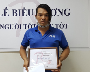 Nhân viên vệ sinh trả lại 7.400 USD: 'Tay tôi run run, song chỉ nghĩ đến khổ chủ'