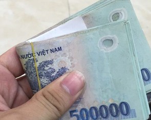 Nhặt được 15 triệu đồng, chị ve chai tìm người mất trả lại