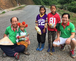 Một người Hàn đi bộ khắp Việt Nam tặng học bổng cho trẻ em nghèo