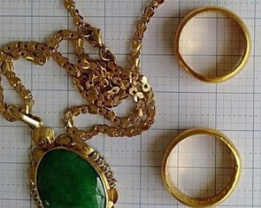 Em học sinh nhặt được vàng trả lại cho chị bán vé số