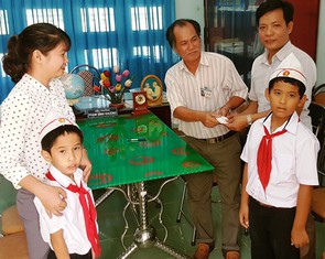 Nhặt được túi vàng, 2 học sinh lớp 3 nộp cho trường tìm người mất