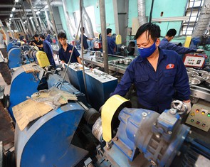 Tăng giờ làm thêm: Cần nhìn ở góc độ chất lượng cuộc sống