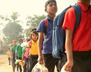 Thu học phí bằng chai nhựa, túi nilông, ngôi trường làm đổi thay cả thị trấn