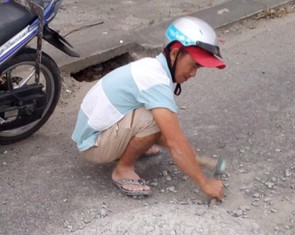 Khen thưởng anh thợ Quảng Nam đục mảng bêtông  trên đường