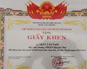 Khen thưởng học sinh lớp 10 dũng cảm cứu người dưới đáy sông Son