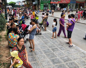 Cảnh người người chen chúc, ngột ngạt ở chung cư 'ông Thản'