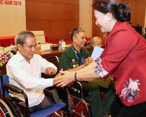 Chủ tịch Quốc hội gặp mặt các đại biểu thương binh nặng tiêu biểu toàn quốc