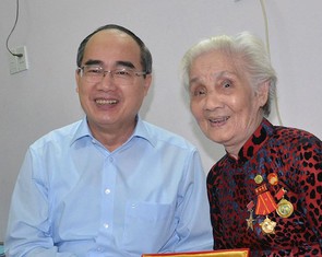 Bí thư Nguyễn Thiện Nhân đi thăm Mẹ Việt Nam Anh hùng, thương binh