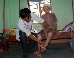 'Thằng con trai đúng giờ quá, mai mẹ hết thuốc nay nó có mặt rồi'