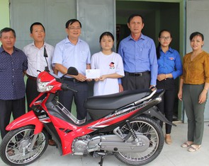 Cô bé mồ côi mẹ giữa mùa Vu lan được hỗ trợ xe máy, học bổng