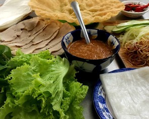 Bánh cuốn Quảng Trị sao thiếu được vị cay nồng nước chấm