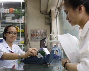Trả viện phí không tiền mặt: nhiều lợi ích nhưng bệnh viện vẫn ngần ngại