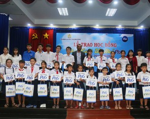 Công ty P&G trao học bổng mừng năm học mới