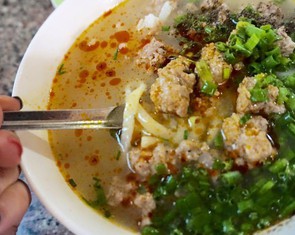 Về Đắk Lắk ăn bánh canh 'Hà Lan'
