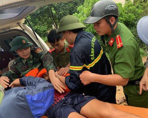 Vượt lũ, băng rừng tìm kiếm 11 người vẫn đang mất tích do mưa lũ