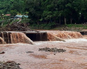 Rửa chân ở ven suối, hai cháu nhỏ bị lũ cuốn