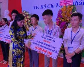 Bộ trưởng Kim Tiến: 'Trường đại học gần 100 tuổi mà bé thế này là không được'