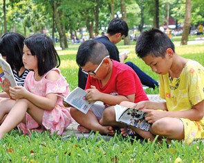 Rèn con yêu đọc sách, ba mẹ đang rèn cho con ý chí tự chủ