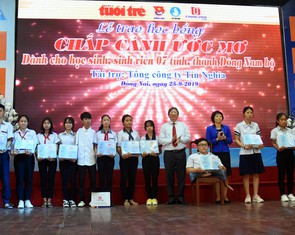 Trao 65 suất học bổng 'Chắp cánh ước mơ' cho HS-SV khó khăn vùng Đông Nam bộ
