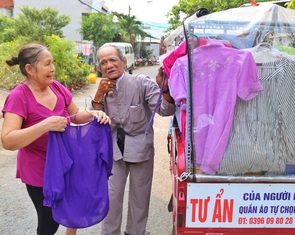 Xe quần áo giá 0 đồng của ông bà Tư