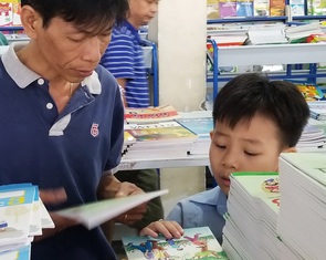 'Con đọc sách cho cha nghe đi'