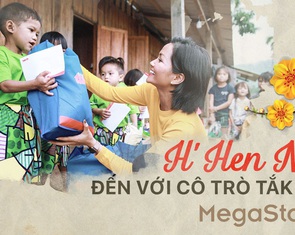 H’Hen Nie đến với cô trò Tắk Pổ