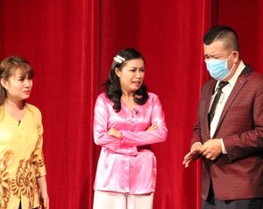 Kịch thành phố mùa tết: Khán giả đeo khẩu trang đi xem