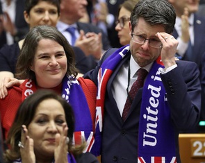 Brexit có hiệu lực: kẻ khóc, người cười