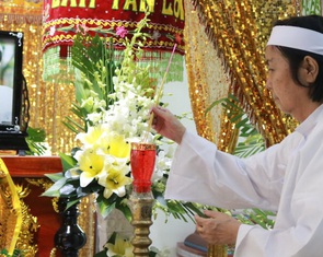 Các nghệ sĩ nghẹn ngào chia tay tài tử Nguyễn Chánh Tín