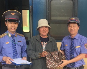 Tổ tàu SE22 trả lại gần 60 triệu cho hành khách bỏ quên