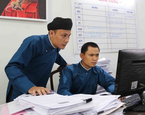 Áo dài của nam công chức Huế: Điều chỉnh dần thành trang phục công sở