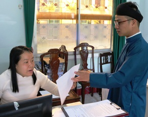Nam công chức Huế 'diện' áo dài đến công sở sáng thứ 2 đầu tiên của tháng