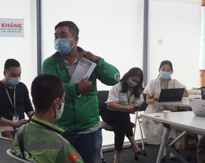 Ai sẽ chịu thuế VAT: Khách hàng? Tài xế hay Grab?