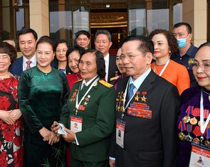Đoàn đại biểu Đại hội Thi đua yêu nước vào lăng viếng Chủ tịch Hồ Chí Minh