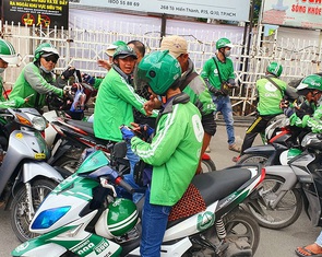 Tài xế bức xúc bị trừ thuế sớm, Grab nói do lỗi của app
