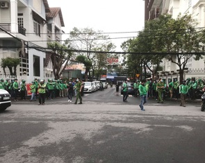 Tài xế Grab Đà Nẵng ra đường phản ứng tăng phí kiểu 'biển sóng dạt dào'